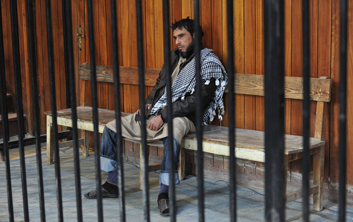 Salem Al Mansouri, một trong những bị cáo trong vụ sát hại Bộ trưởng Nội vụ Abdel Fattah Younes của Muammar Gaddafi, trong một phiên tòa tại Benghazi, vào ngày 14 tháng 3 năm 2013. Salem Al Mansouri, một trong những bị cáo trong vụ sát hại Bộ trưởng Nội vụ Abdel Fattah Younes của Muammar Gaddafi, trong một phiên tòa tại Benghazi, vào ngày 14 tháng 3 năm 2013.