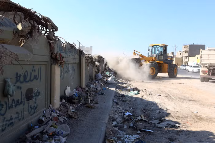 Xe ủi đất dọn dẹp bên ngoài một dinh thự cũ của Gaddafi ở Tripoli ngày 9/7/2013. Chính phủ Libya dự định sẽ xây dựng một công viên trên nền dinh thự cũ này.