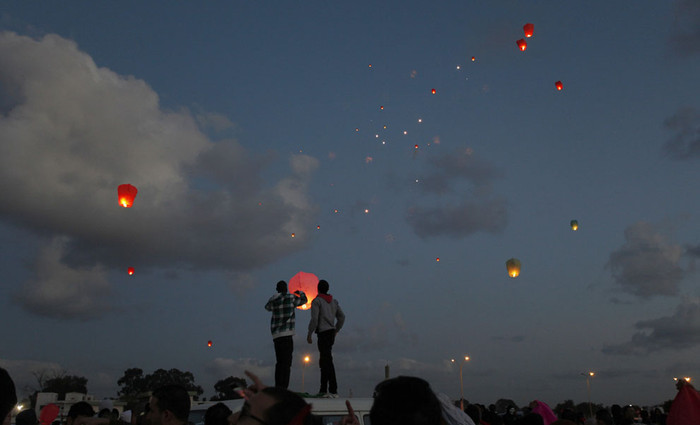 Người Libya thả đèn trời tại Quảng trường Nasr kỷ niệm 2 năm cuộc nổi dậy lật đổ Gaddafi ngày 17/2/2013. Người Libya thả đèn trời tại Quảng trường Nasr kỷ niệm 2 năm cuộc nổi dậy lật đổ Gaddafi ngày 17/2/2013.
