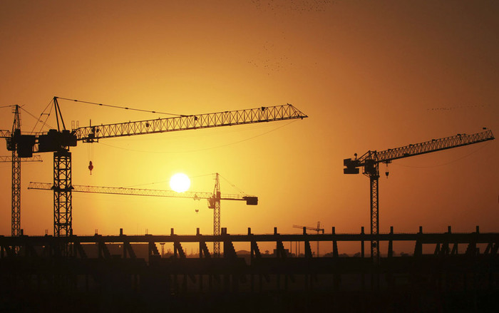 Cần cẩu đang hoạt động tại tàn tích của sân vận động ở Benghazi ngày 19/1/2013. Thành phố lớn thứ 2 của Libya này đang tiến hành xây dựng một số tòa nhà cao tầng hiện đại. Cần cẩu đang hoạt động tại tàn tích của sân vận động ở Benghazi ngày 19/1/2013. Thành phố lớn thứ 2 của Libya này đang tiến hành xây dựng một số tòa nhà cao tầng hiện đại.