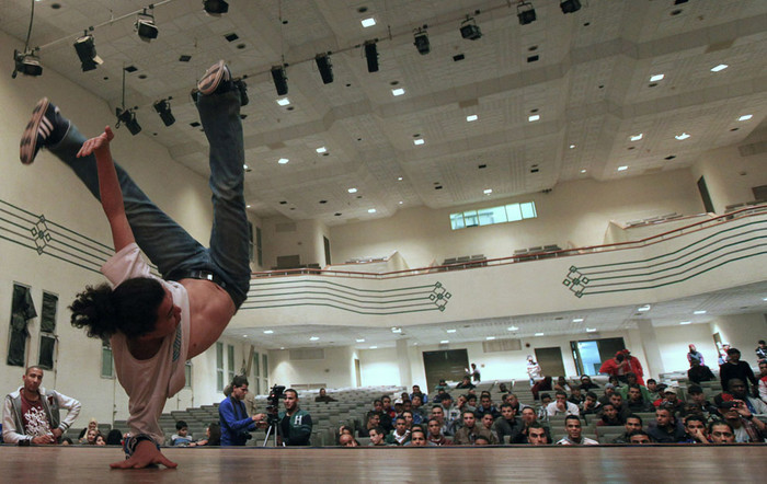 Ali Benmoussa, 19 tuổi, trong một cuộc thi nhảy breakdance địa phương cho thanh niên ở Benghazi, vào ngày 28/2/2013. Ali Benmoussa, 19 tuổi, trong một cuộc thi nhảy breakdance địa phương cho thanh niên ở Benghazi, vào ngày 28/2/2013.