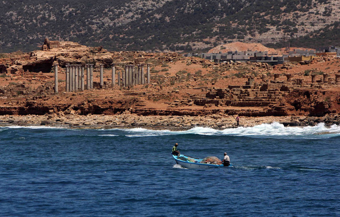 Một chiếc thuyền đánh cá đi ngang qua tàn tích của Cyrene, một thuộc địa của người Hy Lạp và là thành phố được Hy Lạp thành lập năm 630 trước Công nguyên. Cyrene nằm ở Jebel Akhdar, gần Shahat ngày nay, phía đông Benghazi. Một chiếc thuyền đánh cá đi ngang qua tàn tích của Cyrene, một thuộc địa của người Hy Lạp và là thành phố được Hy Lạp thành lập năm 630 trước Công nguyên. Cyrene nằm ở Jebel Akhdar, gần Shahat ngày nay, phía đông Benghazi.