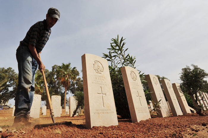 Một người đàn ông dọn dẹp quanh ngôi mộ của các binh sĩ Anh và Ý thiệt mạng trong Thế chiến II tại nghĩa trang quân sự ở Benghazi ngày 4/5/2013. Các ngôi mộ đã được tôn tạo lại sau khi bị các thành viên của một nhóm Hồi giáo phá hoại hồi tháng 2/2012. Một người đàn ông dọn dẹp quanh ngôi mộ của các binh sĩ Anh và Ý thiệt mạng trong Thế chiến II tại nghĩa trang quân sự ở Benghazi ngày 4/5/2013. Các ngôi mộ đã được tôn tạo lại sau khi bị các thành viên của một nhóm Hồi giáo phá hoại hồi tháng 2/2012.