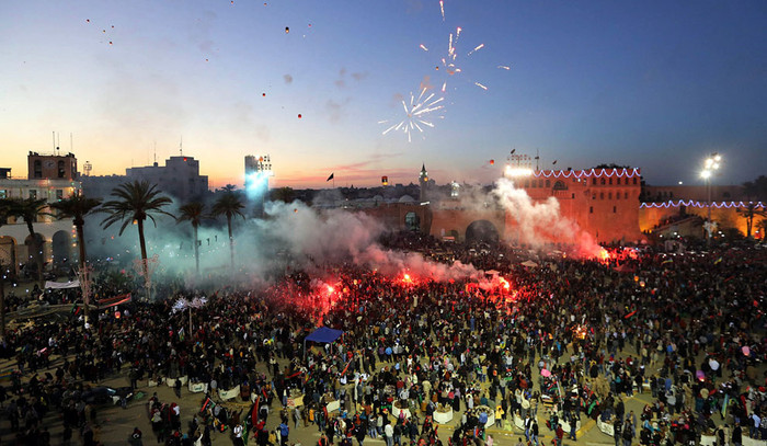 Hàng ngàn người Libya ăn mừng lễ kỷ niệm 2 năm ngày bắt đầu cuộc nổi dậy tại quảng trường Martyrs, Tripoli ngày 17/2/2013. Hàng ngàn người Libya ăn mừng lễ kỷ niệm 2 năm ngày bắt đầu cuộc nổi dậy tại quảng trường Martyrs, Tripoli ngày 17/2/2013.
