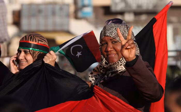 Những người phụ nữ Libya giơ biểu tượng chiến thắng tại quảng trường Tahrir, Benghazi kỷ niệm 2 năm cuộc nổi dậy lật đổ Gaddafi ngày 17/2/2013.
