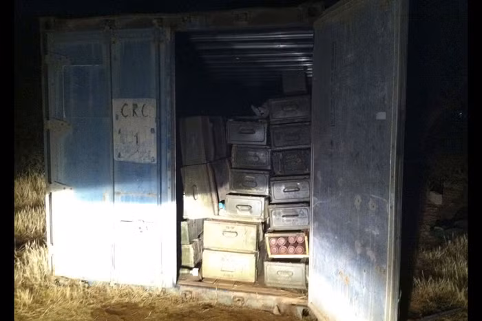 Những thùng vũ khí được thu thập bởi bdul Basit Haroun, một chỉ huy nổi dậy nổi bật trong cuộc nổi dậy ở Libya, từ người dân Benghazi và lực lượng dân quân đang chuẩn bị để giao cho phiến quân Syria tại một địa điểm bí mật ở Benghazi ngày 26/5/2013.