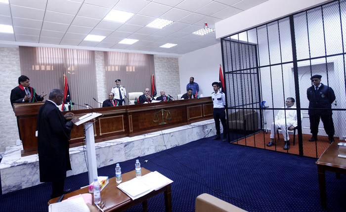 Cựu Giám đốc tình báo của chính quyền Gaddafi, Bouzaid Dorda, ngồi sau song sắt tại một buổi điều trần trong phiên tòa xét xử ở Tripoli, ngày 26/3/2013. Cựu Giám đốc tình báo của chính quyền Gaddafi, Bouzaid Dorda, ngồi sau song sắt tại một buổi điều trần trong phiên tòa xét xử ở Tripoli, ngày 26/3/2013.