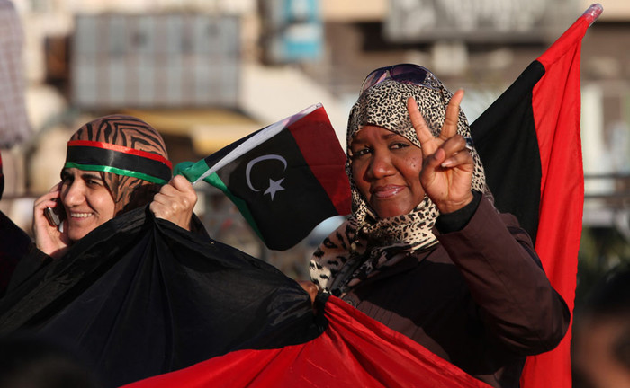 Những người phụ nữ Libya giơ biểu tượng chiến thắng tại quảng trường Tahrir, Benghazi kỷ niệm 2 năm cuộc nổi dậy lật đổ Gaddafi ngày 17/2/2013. Những người phụ nữ Libya giơ biểu tượng chiến thắng tại quảng trường Tahrir, Benghazi kỷ niệm 2 năm cuộc nổi dậy lật đổ Gaddafi ngày 17/2/2013.