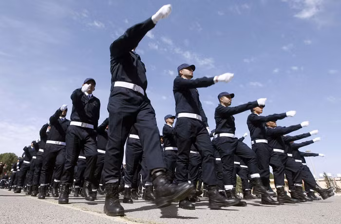 Các cựu chiến binh nổi dậy tham gia một cuộc diễu hành trong lễ tốt nghiệp trường đào tạo cảnh sát tại Tripoli ngày 28/2/2013.