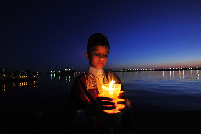 Một em bé giữ một ngọn nến trong đêm hoa đăng tại thủ đô văn hóa Benghazi ngày 8/4/2013. Một em bé giữ một ngọn nến trong đêm hoa đăng tại thủ đô văn hóa Benghazi ngày 8/4/2013.