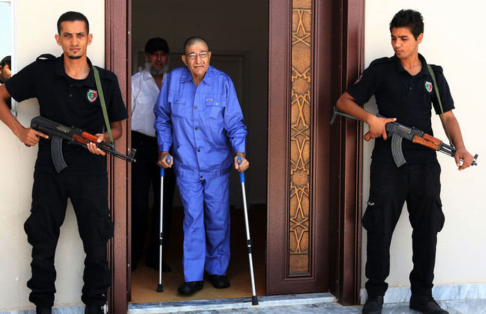 Cựu Giám đốc tình báo Libya Bouzid Dorda rời tòa án sau một phiên điều trần ngày 25/6/2013 tại Tripoli. Cựu Giám đốc tình báo Libya Bouzid Dorda rời tòa án sau một phiên điều trần ngày 25/6/2013 tại Tripoli.