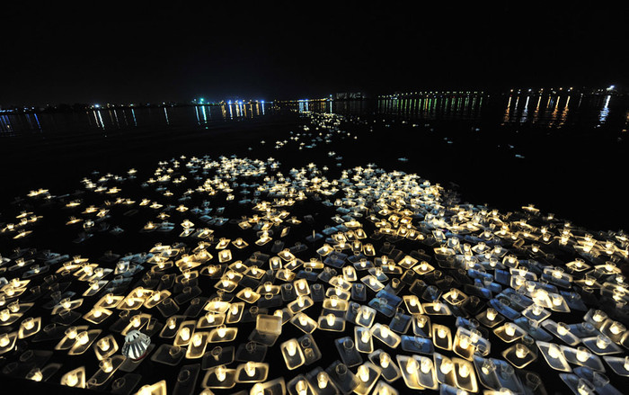 Hoa đăng chiếu sáng một góc hồ nước trong đêm ở thủ đô văn hóa Benghazi ngày 8/4/2013. Hoa đăng chiếu sáng một góc hồ nước trong đêm ở thủ đô văn hóa Benghazi ngày 8/4/2013.