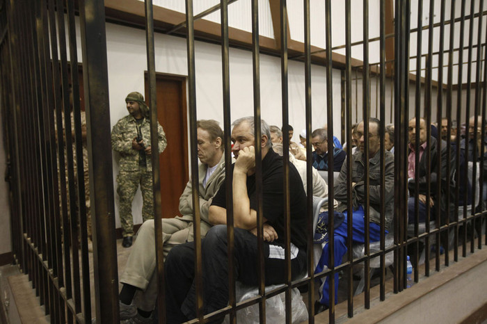 Những người đàn ông thuộc các nước Liên Xô cũ ngồi trong song sắt trong buổi điều trần kháng cáo tại Tòa án quân sự tối cao Libya ở Tripoli ngày 29/5/2013. Họ bị báo buộc làm lính đánh thuê cho Gaddafi trong cuộc xung đột năm 2011. Những người đàn ông thuộc các nước Liên Xô cũ ngồi trong song sắt trong buổi điều trần kháng cáo tại Tòa án quân sự tối cao Libya ở Tripoli ngày 29/5/2013. Họ bị báo buộc làm lính đánh thuê cho Gaddafi trong cuộc xung đột năm 2011.