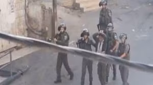 Cảnh thiếu niên Palestine bị cưỡng ép làm lá chắn sống.