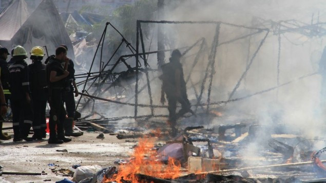 Lều trại của những người biểu tình tan hoang sau các cuộc đụng độ. Lều trại của những người biểu tình tan hoang sau các cuộc đụng độ.