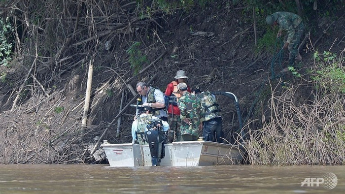 Các chuyên gia người Pháp tìm kiếm hộp đen máy bay tại hiện trường vụ tai nạn. Các chuyên gia người Pháp tìm kiếm hộp đen máy bay tại hiện trường vụ tai nạn.