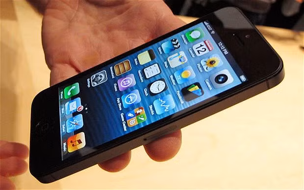 Tiền bán con được cặp đôi trên dùng để mua điện thoại iPhone và đồ dùng đắt tiền. Hình minh họa.