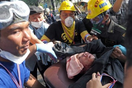 Một cảnh sát Thái Lan đã thiệt mạng, hơn 100 người của hai phe bị thương trong cuộc đụng độ hôm 26/12. Một cảnh sát Thái Lan đã thiệt mạng, hơn 100 người của hai phe bị thương trong cuộc đụng độ hôm 26/12.