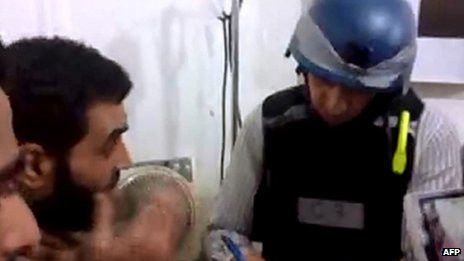 Các thanh sát viên LHQ nói chuyện với các bác sĩ tại Muadhamiya Các thanh sát viên LHQ nói chuyện với các bác sĩ tại Muadhamiya