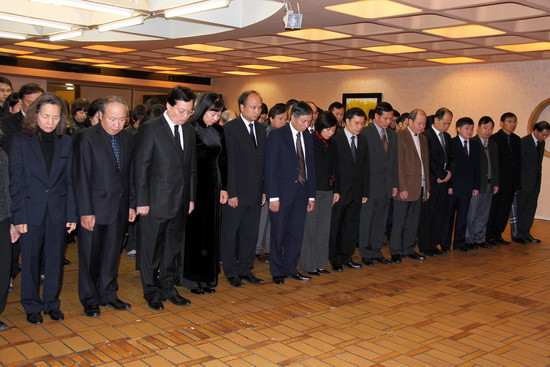 Lễ viếng Đại tướng Võ Nguyên Giáp ở Đại sứ quán Việt Nam ở Paris, Pháp. (Nguồn: Phân xã Paris) Lễ viếng Đại tướng Võ Nguyên Giáp ở Đại sứ quán Việt Nam ở Paris, Pháp. (Nguồn: Phân xã Paris)