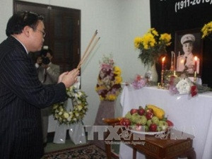 Phó Thủ tướng Hoàng Trung Hải viếng Đại tướng Võ Nguyên Giáp ở Đại sứ quán Việt Nam tại Malaysia (Nguồn: TTXVN) Phó Thủ tướng Hoàng Trung Hải viếng Đại tướng Võ Nguyên Giáp ở Đại sứ quán Việt Nam tại Malaysia (Nguồn: TTXVN)