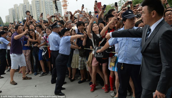 Các nhân viên cảnh sát đấu tranh với đám đông quá khích để giữ trật tự.