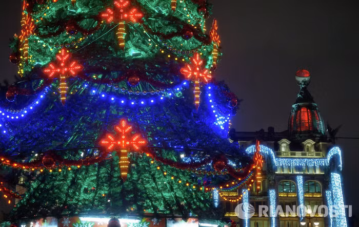 Cây thông khổng lồ trang trí cầu kỳ tại thành phố St Petersburg