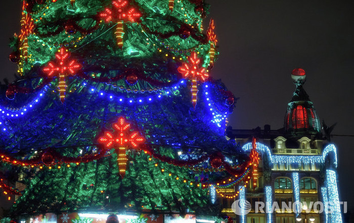 Cây thông khổng lồ trang trí cầu kỳ tại thành phố St Petersburg Cây thông khổng lồ trang trí cầu kỳ tại thành phố St Petersburg