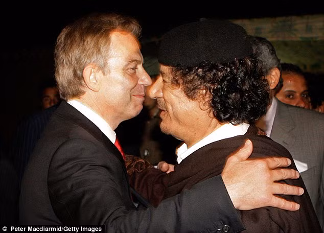 Ông Tony Blair trong một lần gặp gỡ Đại tá Gaddafi.