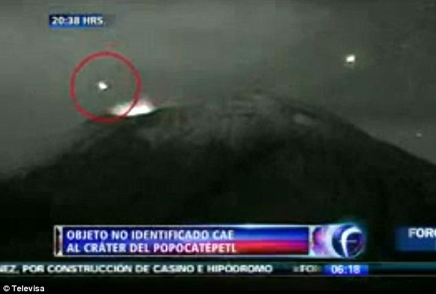 UFO lao xuống miệng núi lửa tại Mexico. UFO lao xuống miệng núi lửa tại Mexico.