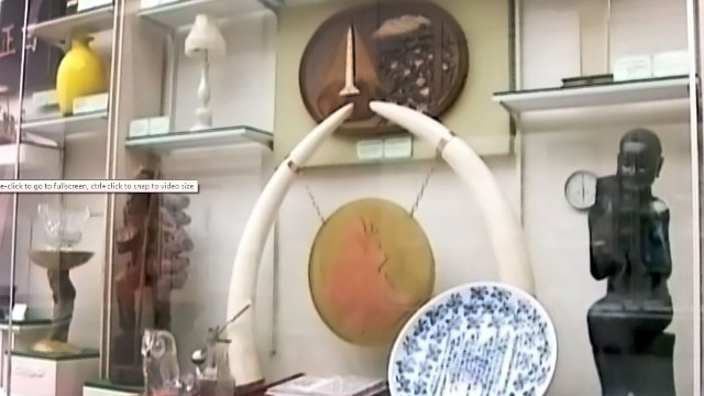 Những món quà tặng từ cao cấp tới bình dân trong nhà triển lãm.