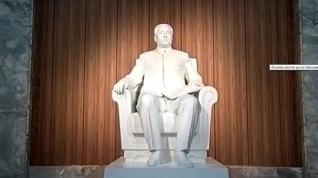 Tượng cố Chủ tịch Kim Nhật Thành trong nhà triển lãm hiện vật quà tặng.