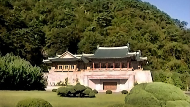 Bên ngoài nhà triển lãm hiện vật, nơi thu hút hàng trăm ngàn lượt khách du lịch tới thăm quan.