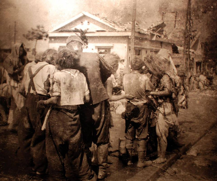 Người dân Hiroshima sau vụ ném bom lịch sử. Người dân Hiroshima sau vụ ném bom lịch sử.
