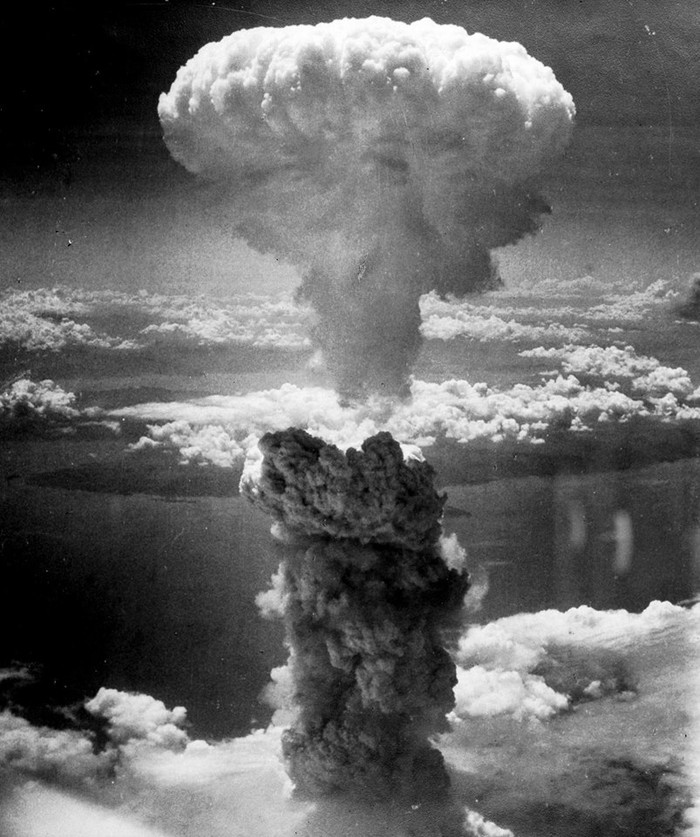 Đám mây nấm khổng lồ xuất hiện trên bầu trời Hiroshima sau khi Mỹ thả bom nguyên tử xuống thành phố này. Đám mây nấm khổng lồ xuất hiện trên bầu trời Hiroshima sau khi Mỹ thả bom nguyên tử xuống thành phố này.