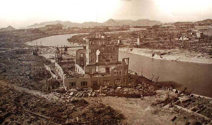 Toàn cảnh thành phố Hiroshima sau vụ tấn công bằng vũ khí hủy diệt. Toàn cảnh thành phố Hiroshima sau vụ tấn công bằng vũ khí hủy diệt.