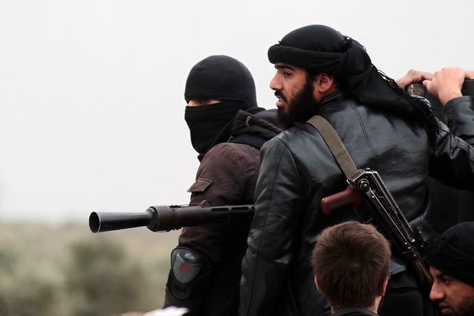 Khí độc này người Sunni sản xuất đã chuyển cho phe đối lập Syria, chủ yếu là Al-Qaeda và Mặt trận Al-Nusra Khí độc này người Sunni sản xuất đã chuyển cho phe đối lập Syria, chủ yếu là Al-Qaeda và Mặt trận Al-Nusra