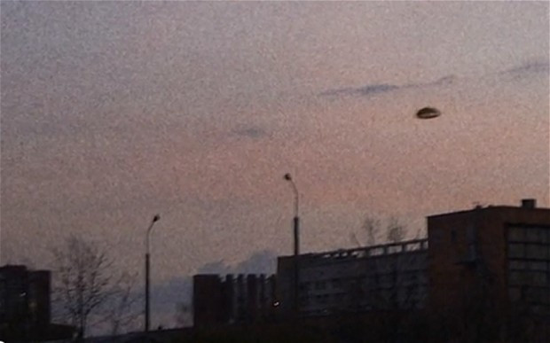 Quả cầu bí ẩn di chuyển dọc theo đường chân trời 3 giờ trước khi biến mất. Quả cầu bí ẩn di chuyển dọc theo đường chân trời 3 giờ trước khi biến mất.