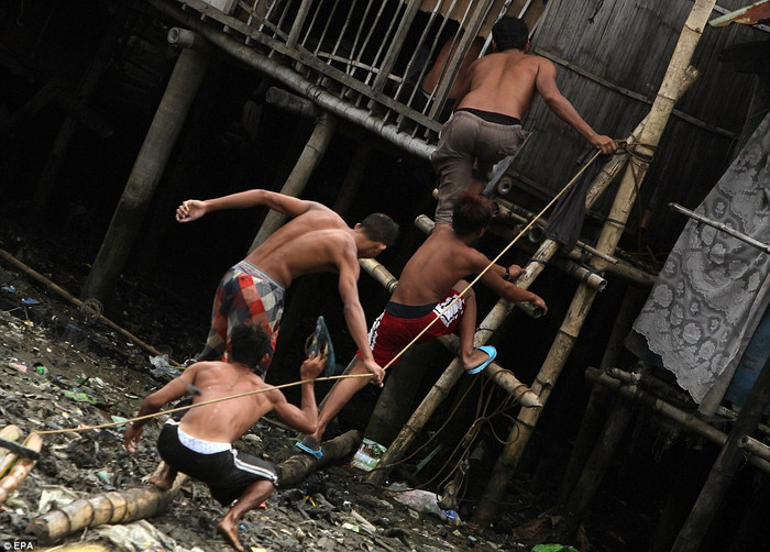 Người dân vội vã tới một nơi trú ẩn tạm tránh bão Người dân vội vã tới một nơi trú ẩn tạm tránh bão