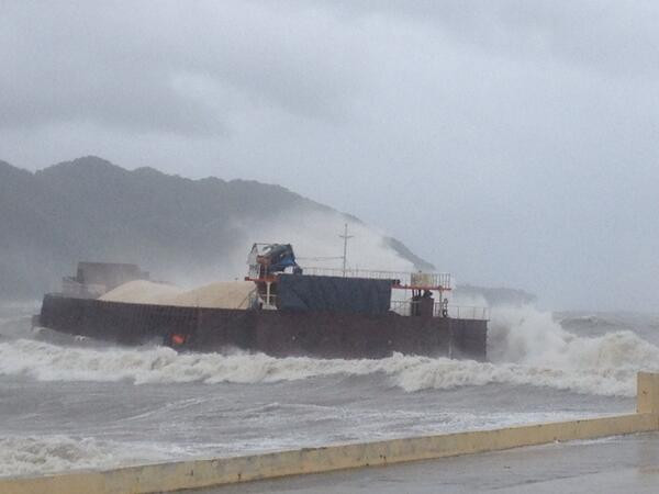 Một tàu chở hàng bị sóng to đánh khiến các thủy thủ phải bỏ tàu. Hiện một thủy thủ trên tàu đang mất tích. Một tàu chở hàng bị sóng to đánh khiến các thủy thủ phải bỏ tàu. Hiện một thủy thủ trên tàu đang mất tích.