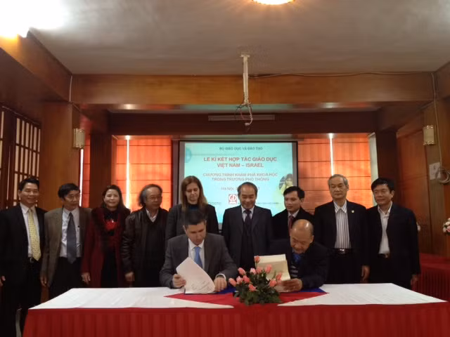 Thứ trưởng Bộ Giáo dục ông Nguyễn Vinh Hiển và Đại sứ Israel bà Meirav Eilon Shahar đã chứng kiến lễ kí biên bản ghi nhớ về Hợp tác giáo dục giữa Nhà Xuất bản Giáo dục Việt nam và công ty Globisen Ltd (Israel).