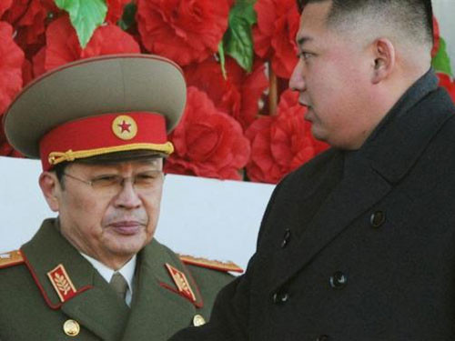 Jang Song-thaek (trái) và nhà lãnh đạo Triều Tiên Kim Jong-un. Jang Song-thaek (trái) và nhà lãnh đạo Triều Tiên Kim Jong-un.