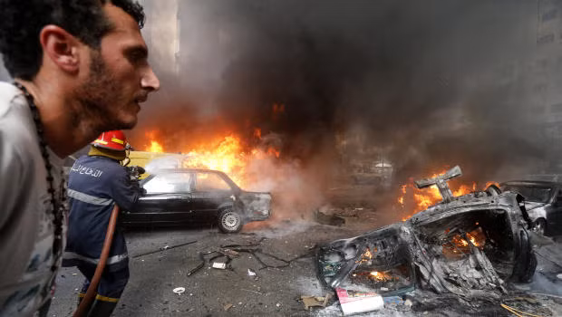 Hiện trường vụ đánh bom xe tại trung tâm Beirut.