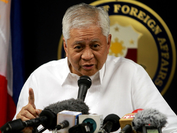 Ngoại trưởng Philippines Albert del Rosario. Ngoại trưởng Philippines Albert del Rosario.