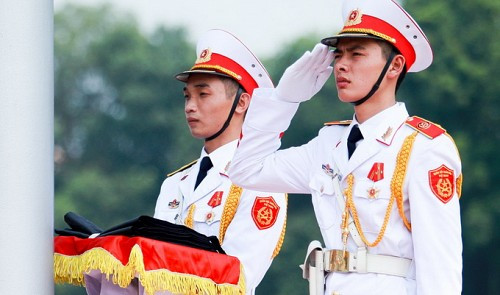 Lễ treo cờ rủ Quốc tang Đại tướng Võ Nguyên Giáp tại quảng trường Ba Đình. Ảnh: Tuổi trẻ Lễ treo cờ rủ Quốc tang Đại tướng Võ Nguyên Giáp tại quảng trường Ba Đình. Ảnh: Tuổi trẻ