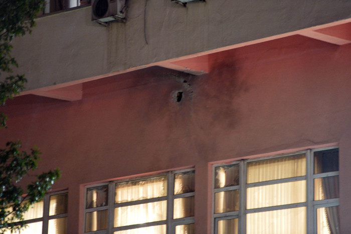 Quả tên lửa thứ 3 không phát nổ đã được gỡ ra khỏi bức tường. Quả tên lửa thứ 3 không phát nổ đã được gỡ ra khỏi bức tường.