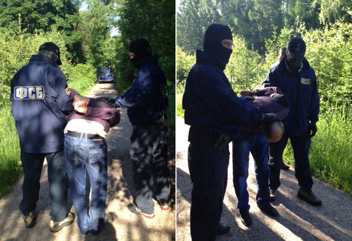 Đặc nhiệm Nga dẫn độ Yulay Davletbayev về trụ sở điều tra.