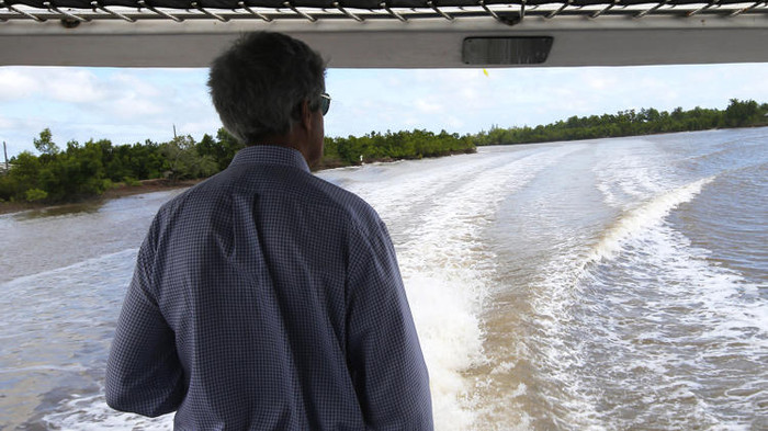 Ngoại trưởng Mỹ ngắm cảnh vật hai bờ sông Mê Kông trong chuyến thăm Cà Mau.