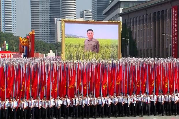 Chân dung cố Chủ tịch Kim Jong-il giữa rừng cờ. Chân dung cố Chủ tịch Kim Jong-il giữa rừng cờ.