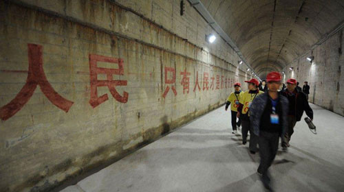 Tiến sĩ Phillip Karber tin rằng một đội quân bí mật có nhiệm vụ bảo vệ và phát triển tên lửa đạn đạo có đầu đạn hạt nhân của Trung Quốc đã đào khoảng 3.000 dặm đường hầm và cất giấu 3.000 đầu đạn hạt nhân. Tiến sĩ Phillip Karber tin rằng một đội quân bí mật có nhiệm vụ bảo vệ và phát triển tên lửa đạn đạo có đầu đạn hạt nhân của Trung Quốc đã đào khoảng 3.000 dặm đường hầm và cất giấu 3.000 đầu đạn hạt nhân.